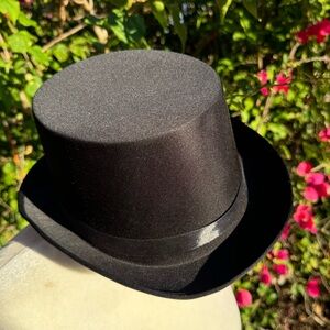 Vintage satin top hat with black ribbon band.Measurements in listing photo
